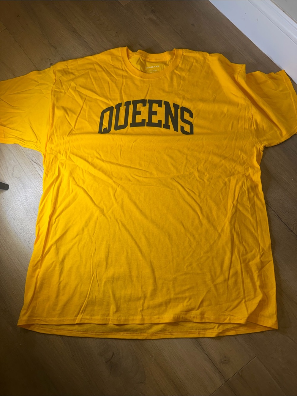 QUEENS Short Sleeve Graphic Tee - Yellow